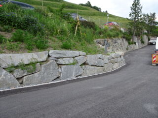 Natursteinmauer neben Strasse