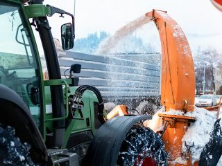Schneeabtransport Schneefräse beim Abtransport mit Lastwagen.